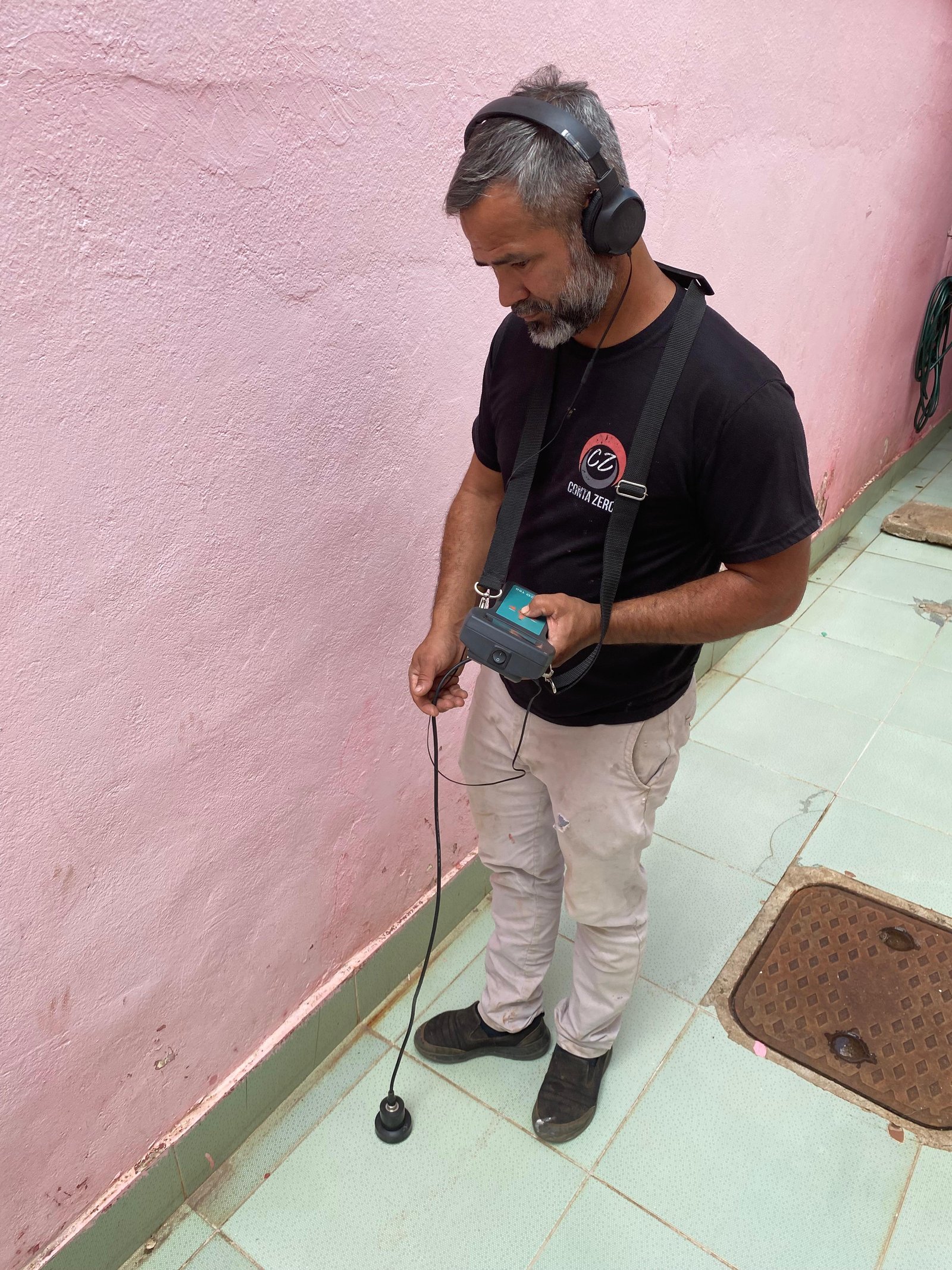 João Paulo com equipamento Geofone